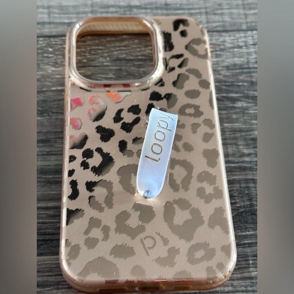 LOOPY - Metallic Gold Leopard Phone Case with Loop - iPhone 14 Pro